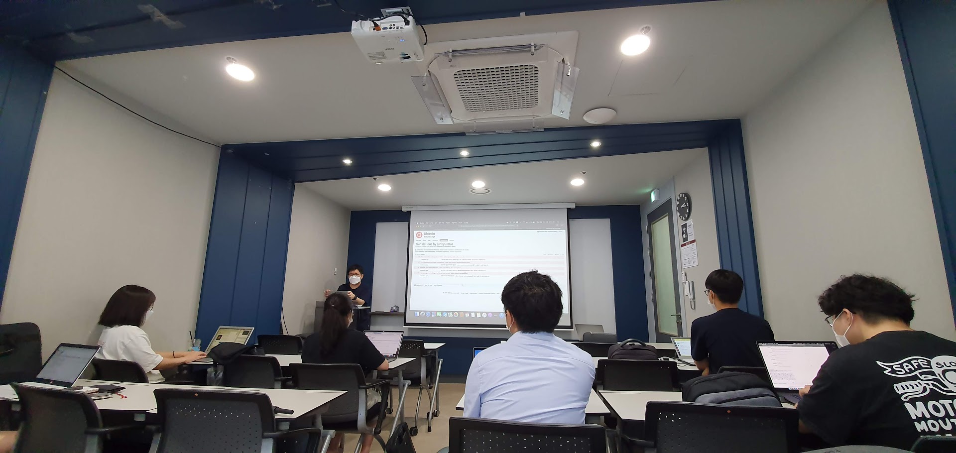 번역 참여 방법을 설명하는 신민욱 우분투 한국어 번역팀 팀장