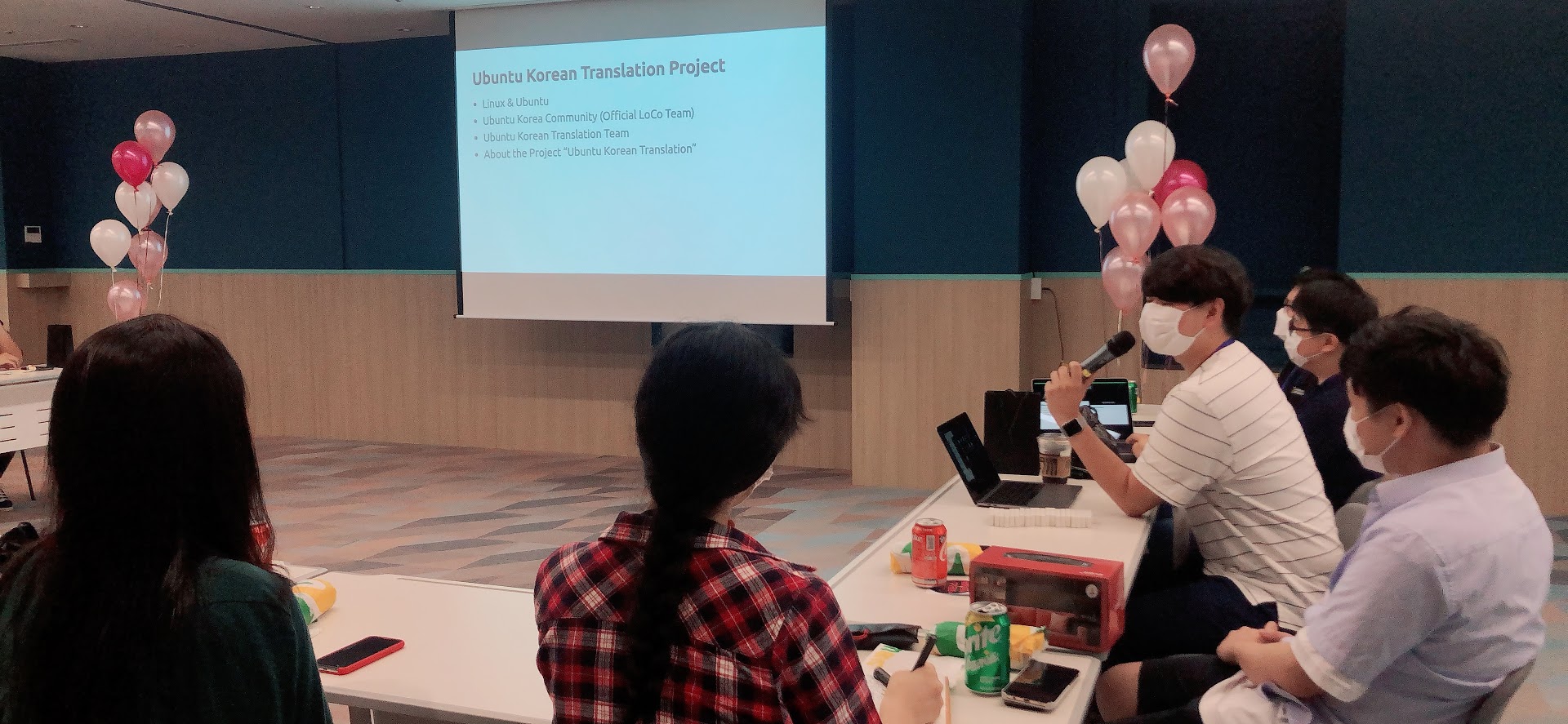 컨트리뷰톤 발대식에서 윤건영 우분투한국커뮤니티 대표가 우분투 한국어 번역팀을 소개하는 모습